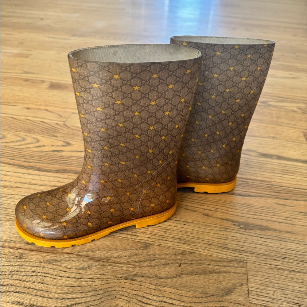 Gucci Kids size 2 rain boot golden star
